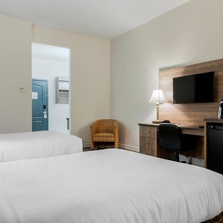Econo Lodge Inn & Suites Монмани Екстериор снимка
