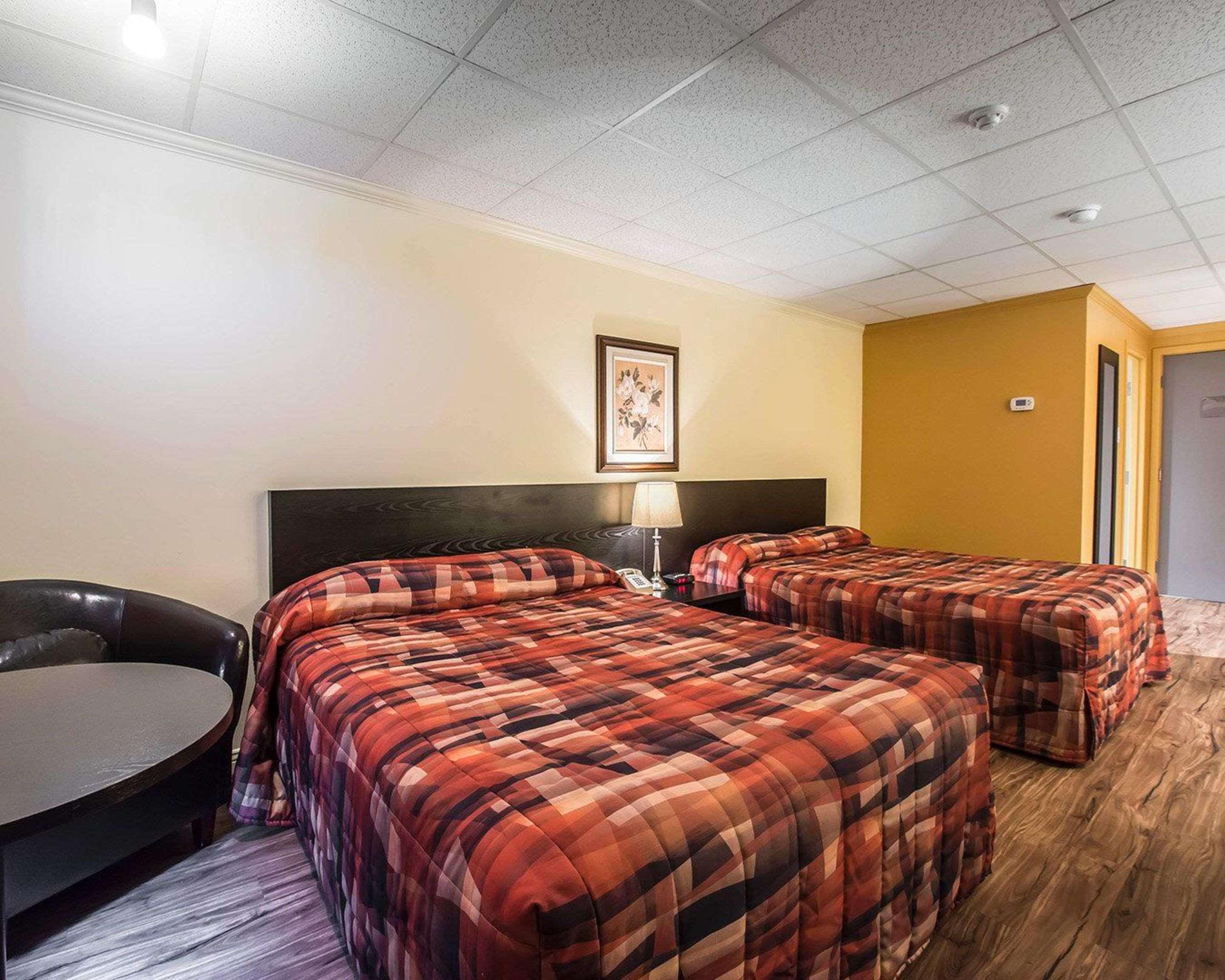 Econo Lodge Inn & Suites Монмани Екстериор снимка