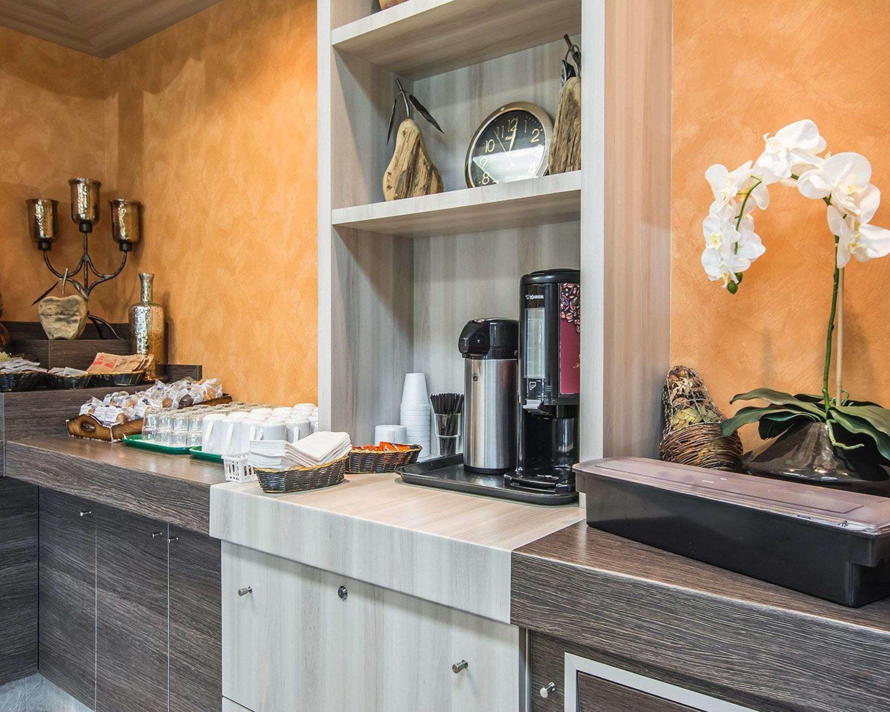 Econo Lodge Inn & Suites Монмани Екстериор снимка