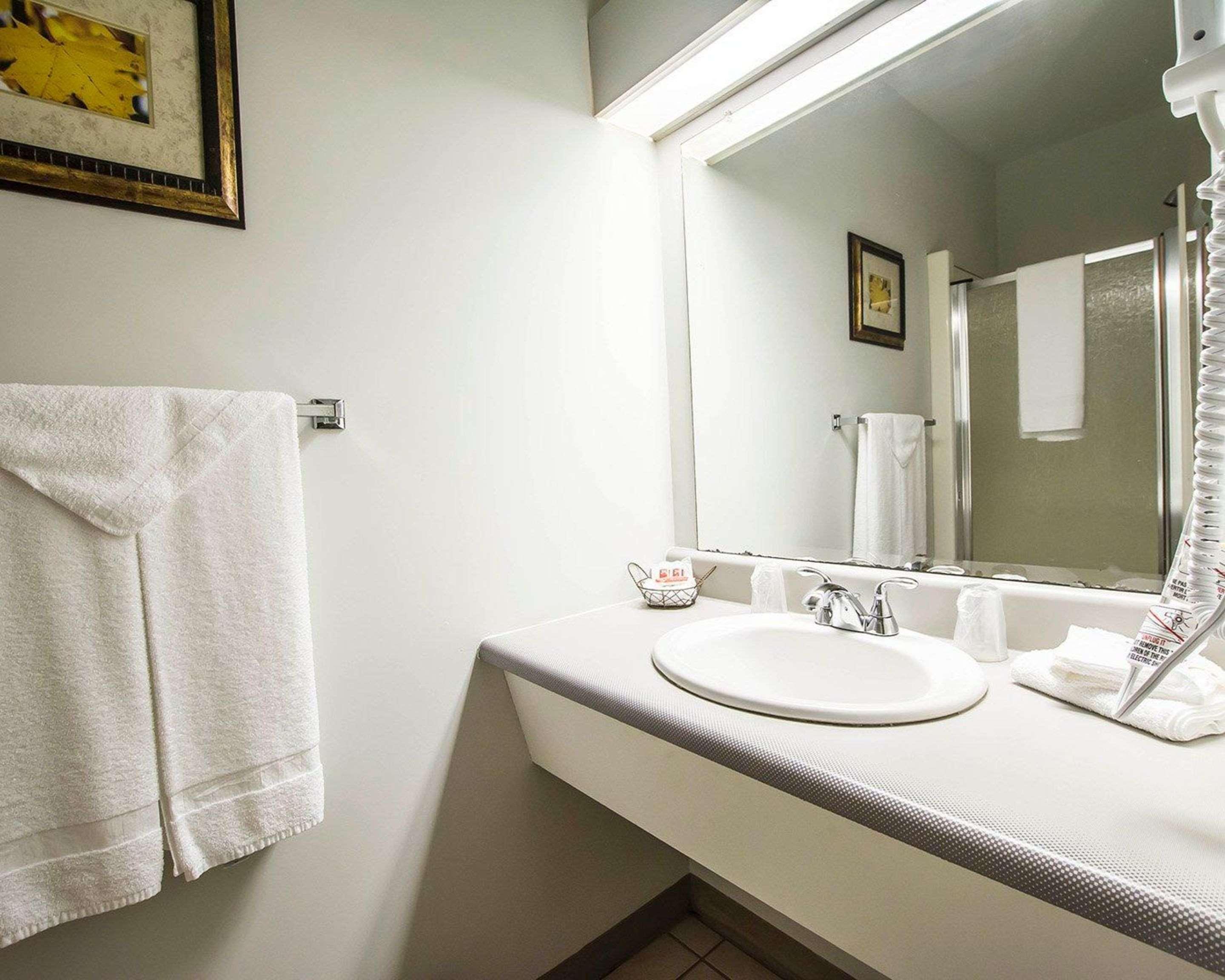 Econo Lodge Inn & Suites Монмани Екстериор снимка