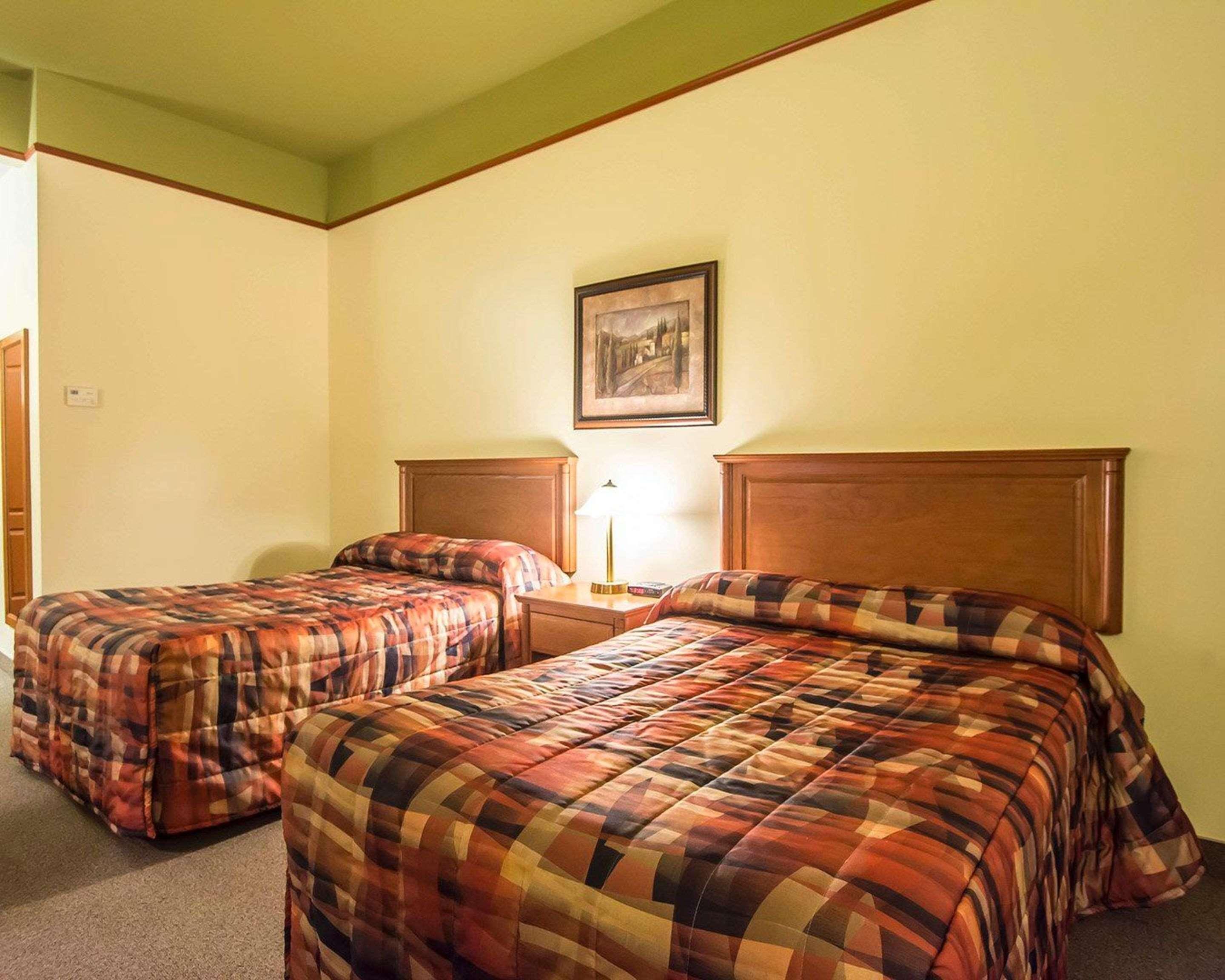 Econo Lodge Inn & Suites Монмани Екстериор снимка