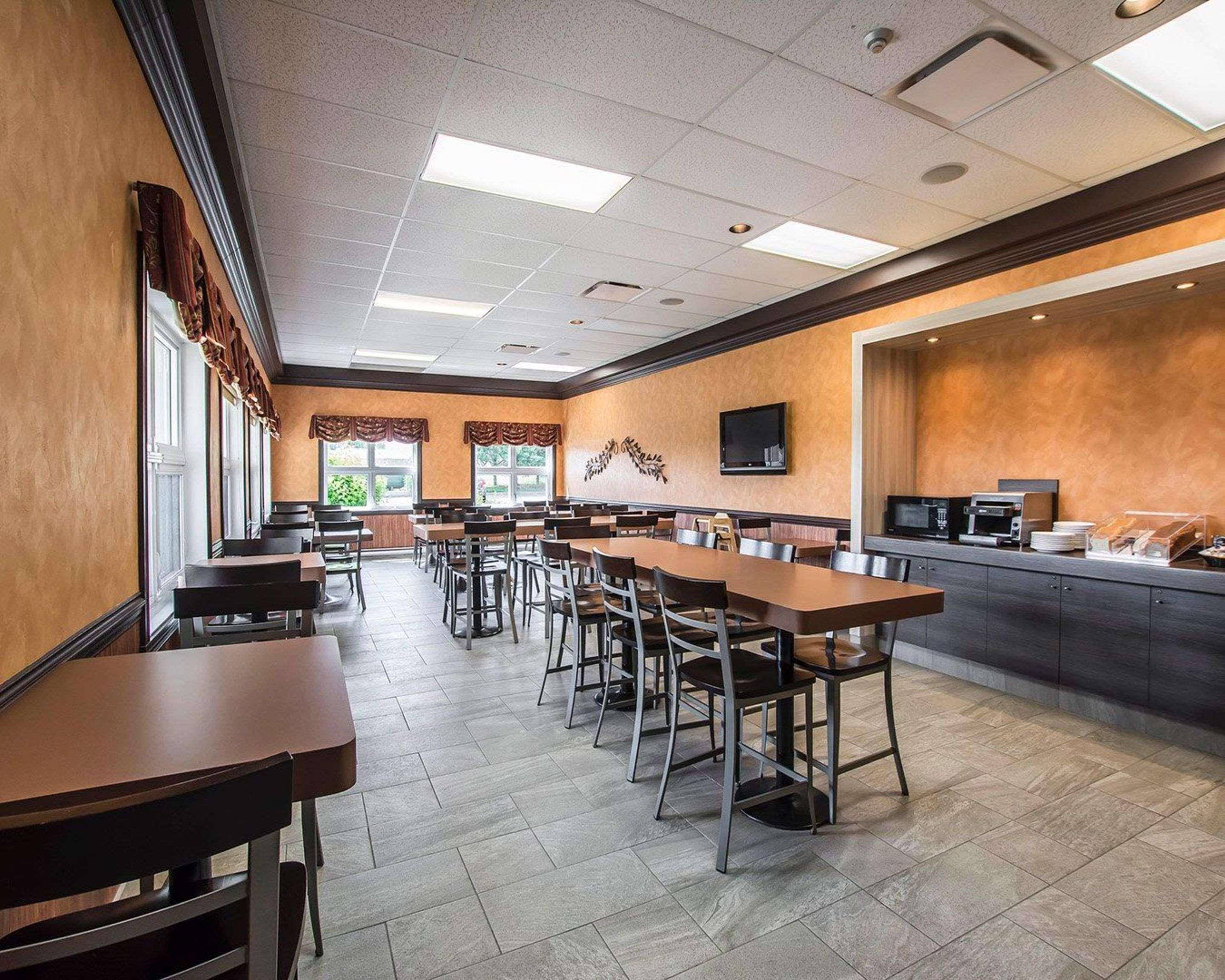 Econo Lodge Inn & Suites Монмани Екстериор снимка