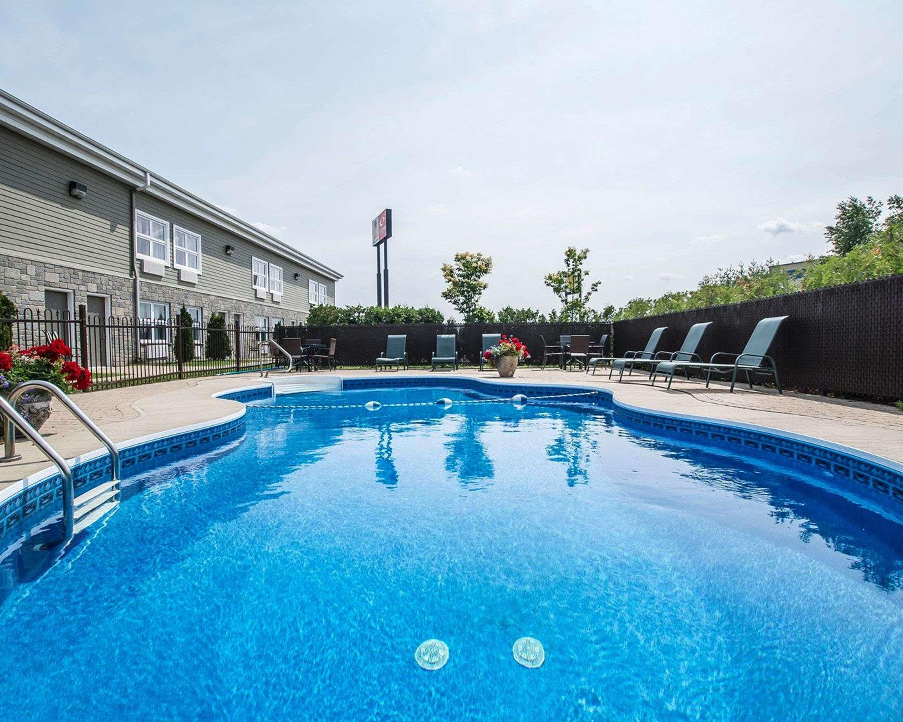 Econo Lodge Inn & Suites Монмани Екстериор снимка