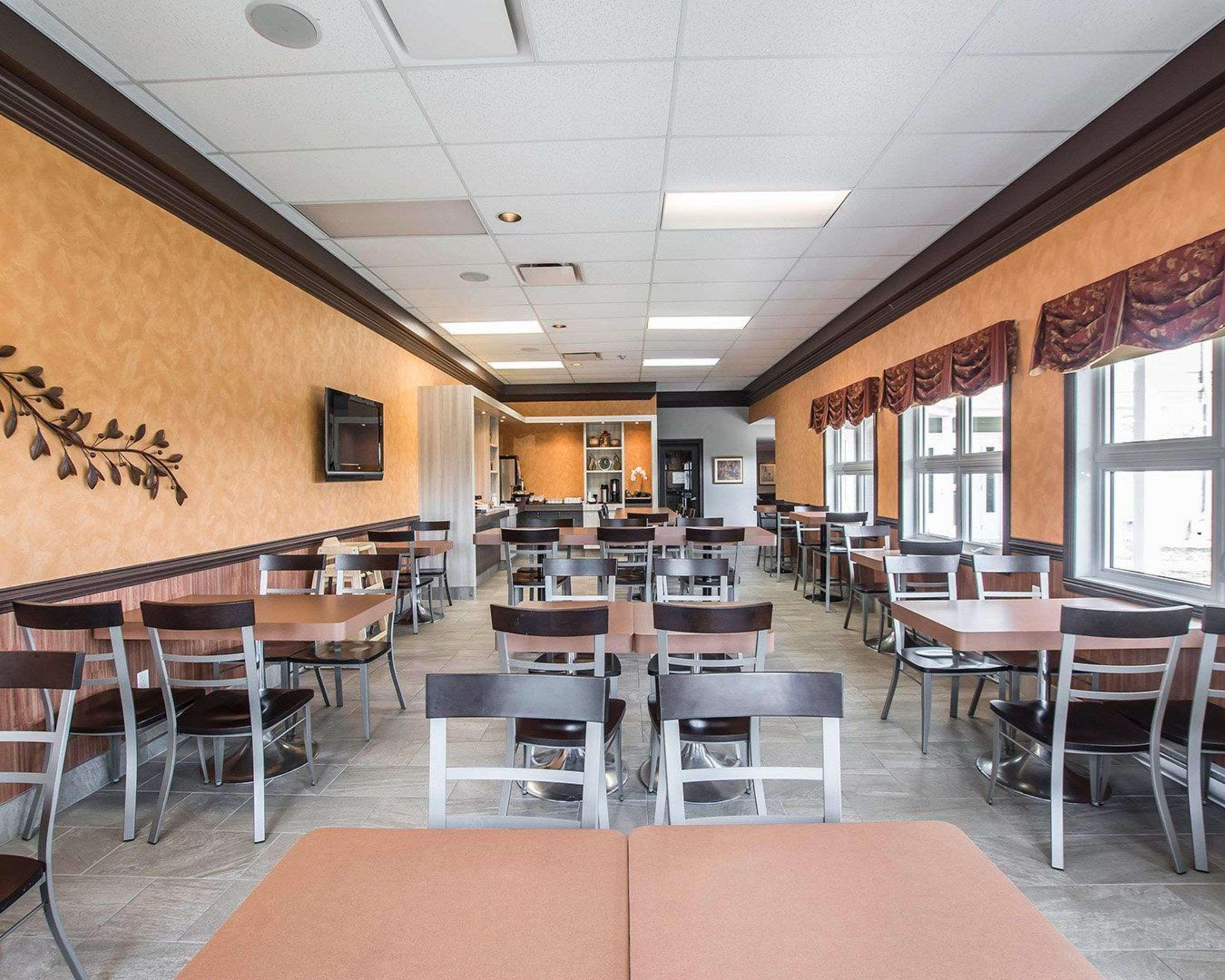 Econo Lodge Inn & Suites Монмани Екстериор снимка