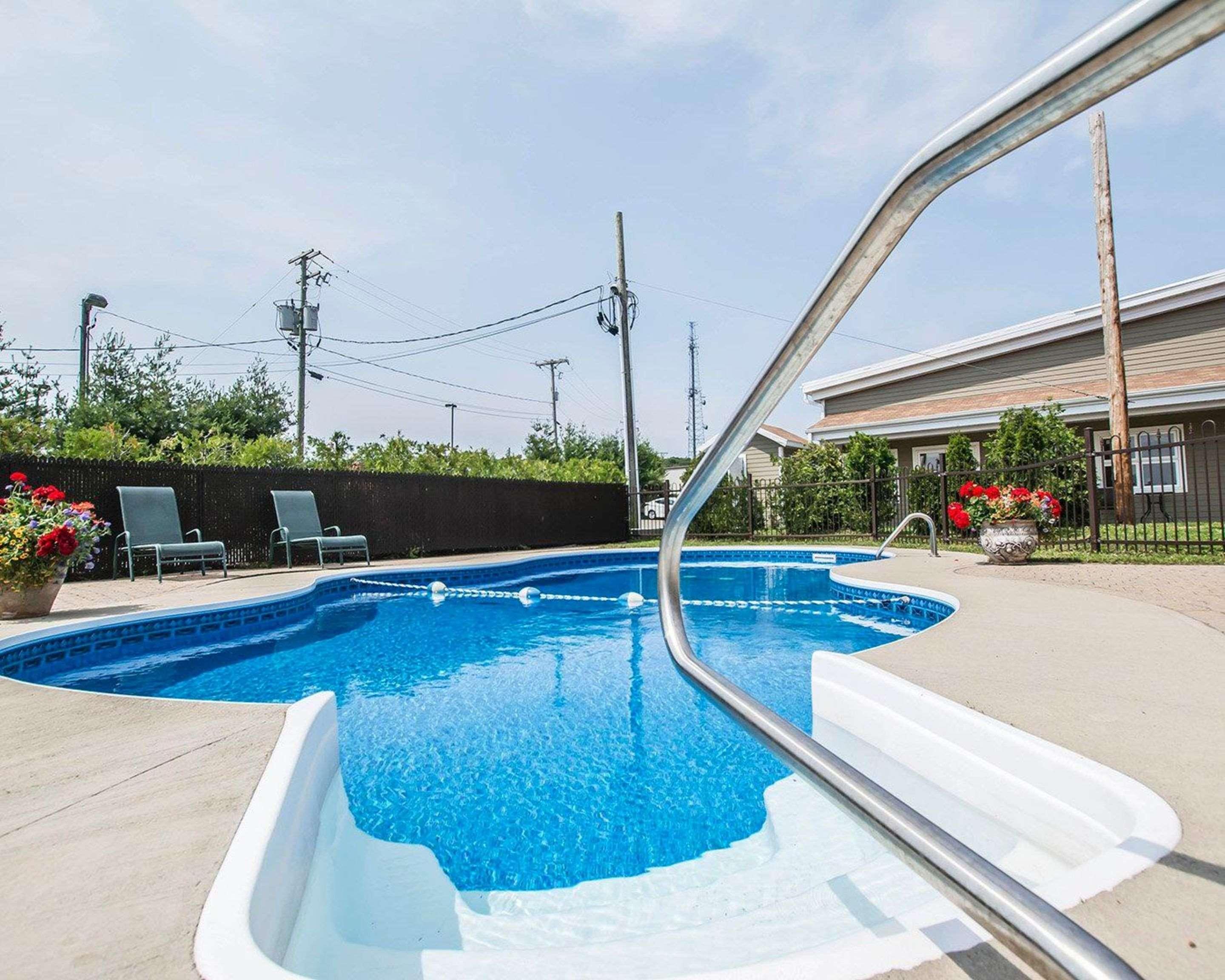 Econo Lodge Inn & Suites Монмани Екстериор снимка