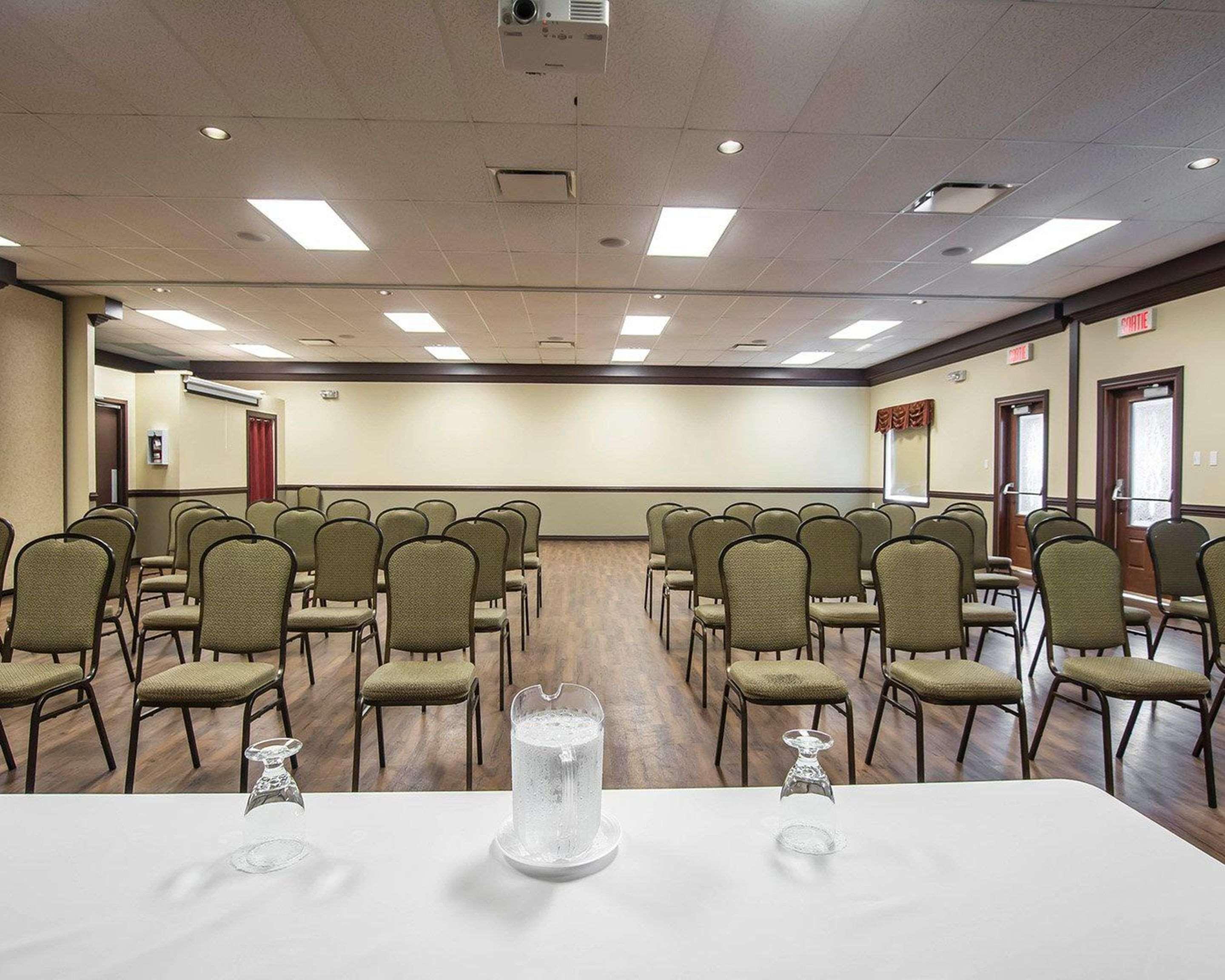 Econo Lodge Inn & Suites Монмани Екстериор снимка