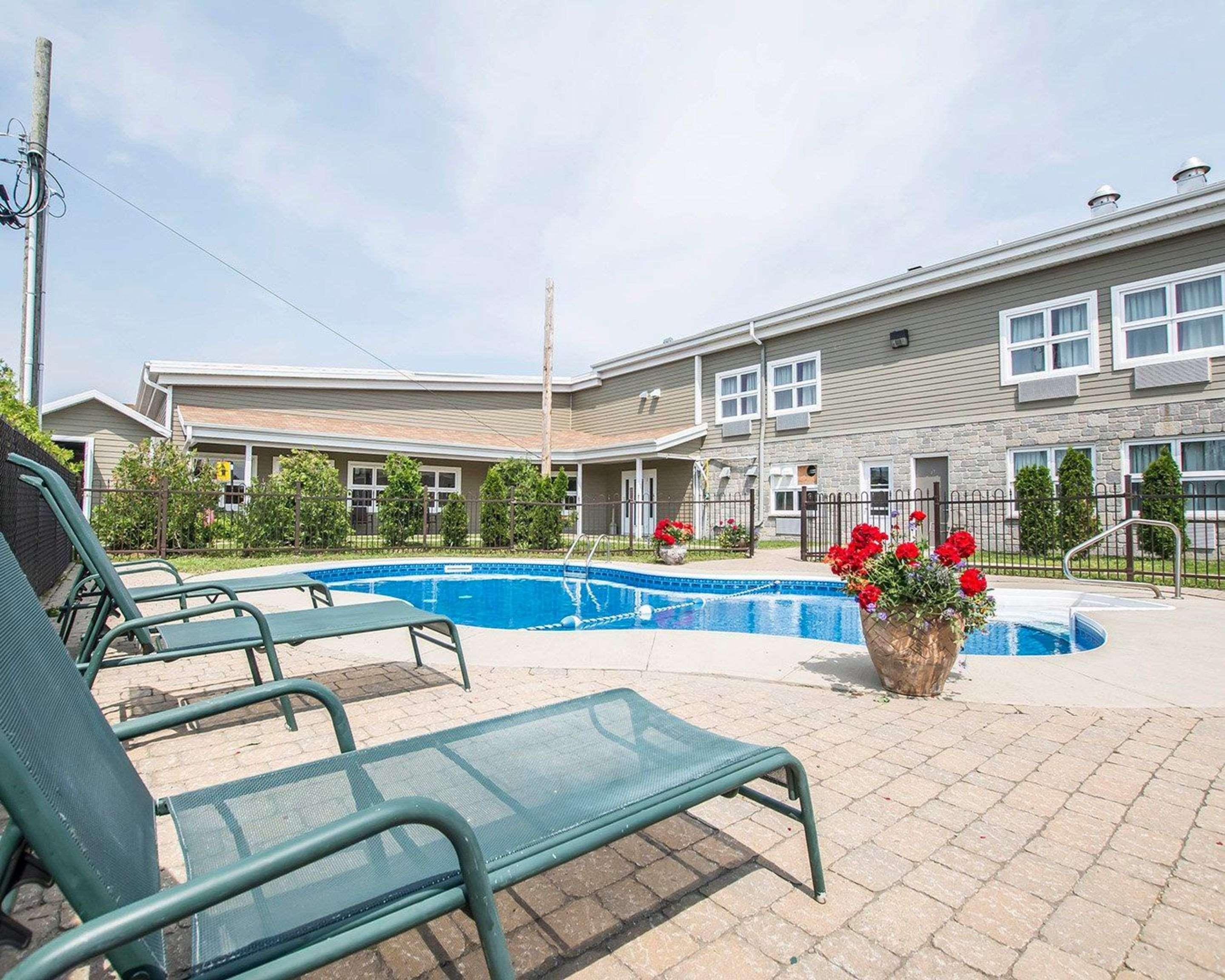 Econo Lodge Inn & Suites Монмани Екстериор снимка