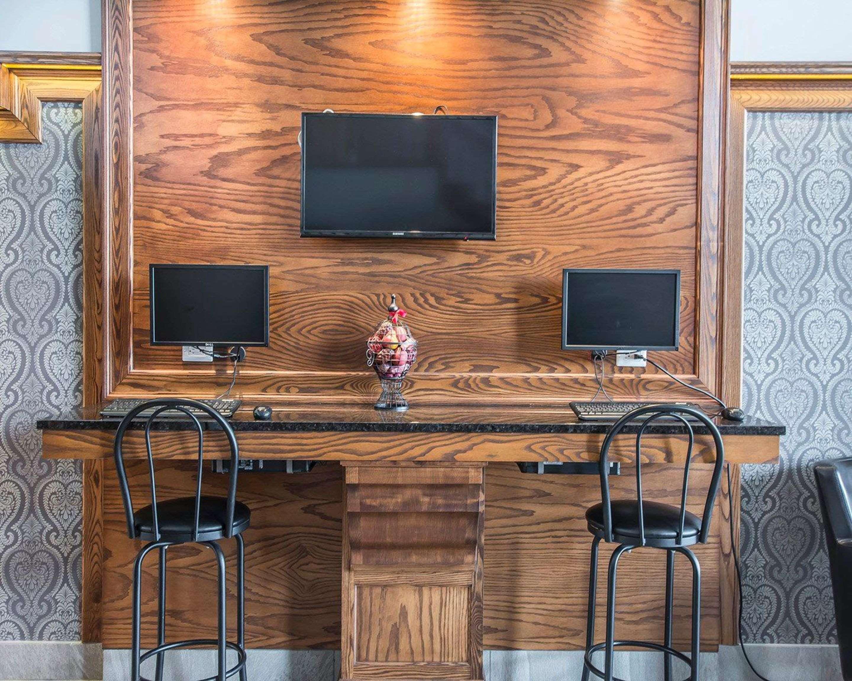 Econo Lodge Inn & Suites Монмани Екстериор снимка