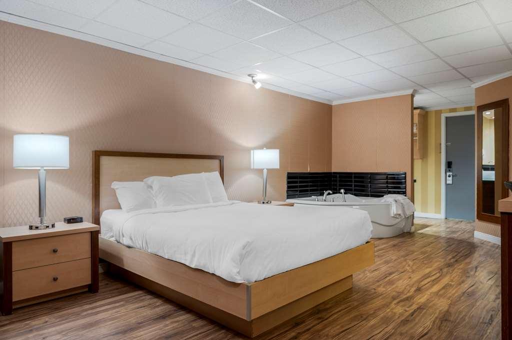Econo Lodge Inn & Suites Монмани Стая снимка