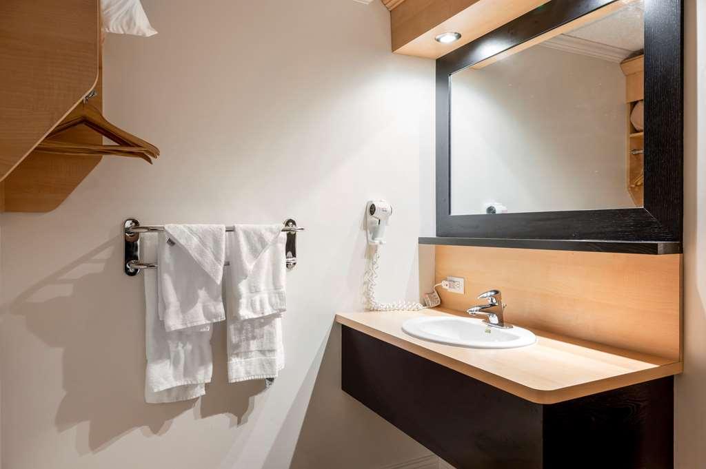 Econo Lodge Inn & Suites Монмани Стая снимка