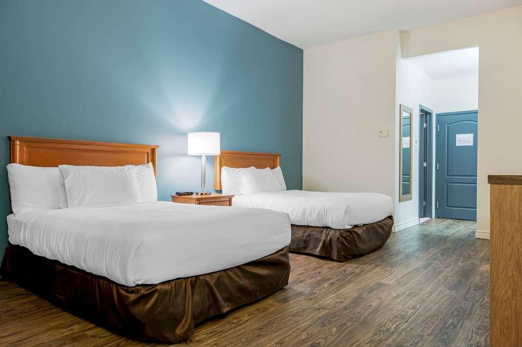 Econo Lodge Inn & Suites Монмани Стая снимка