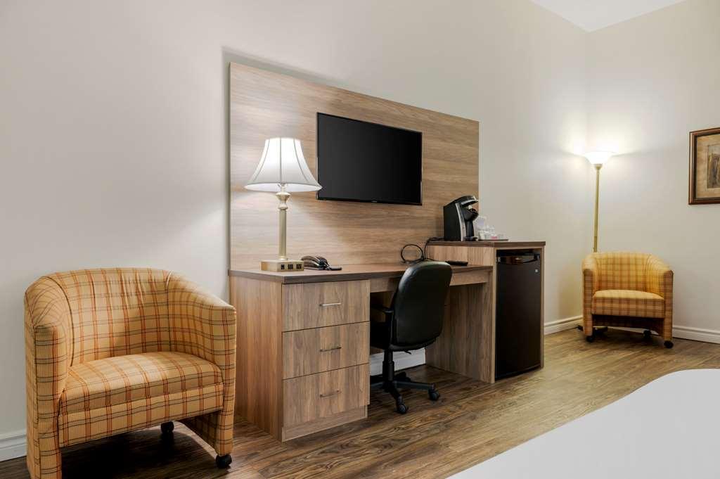 Econo Lodge Inn & Suites Монмани Стая снимка