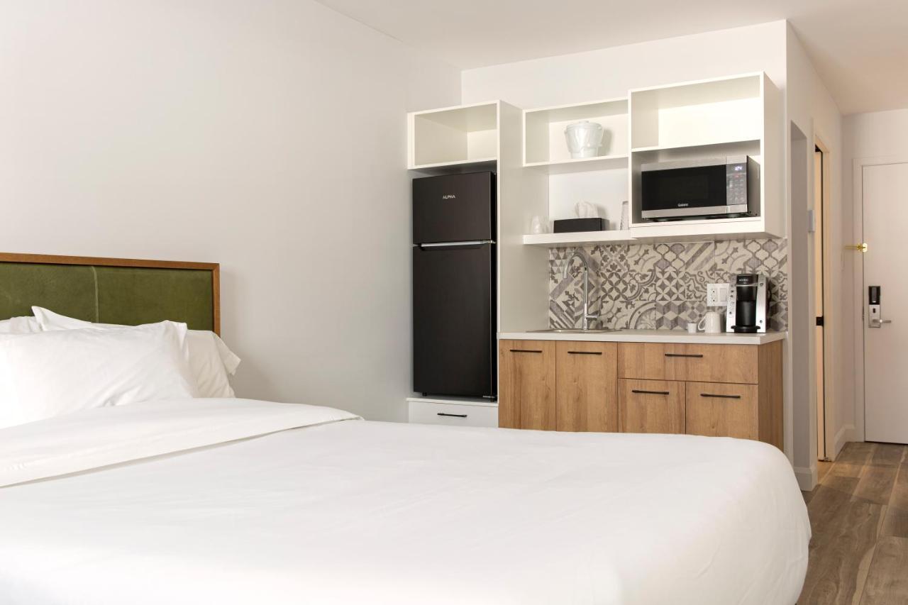 Econo Lodge Inn & Suites Монмани Екстериор снимка