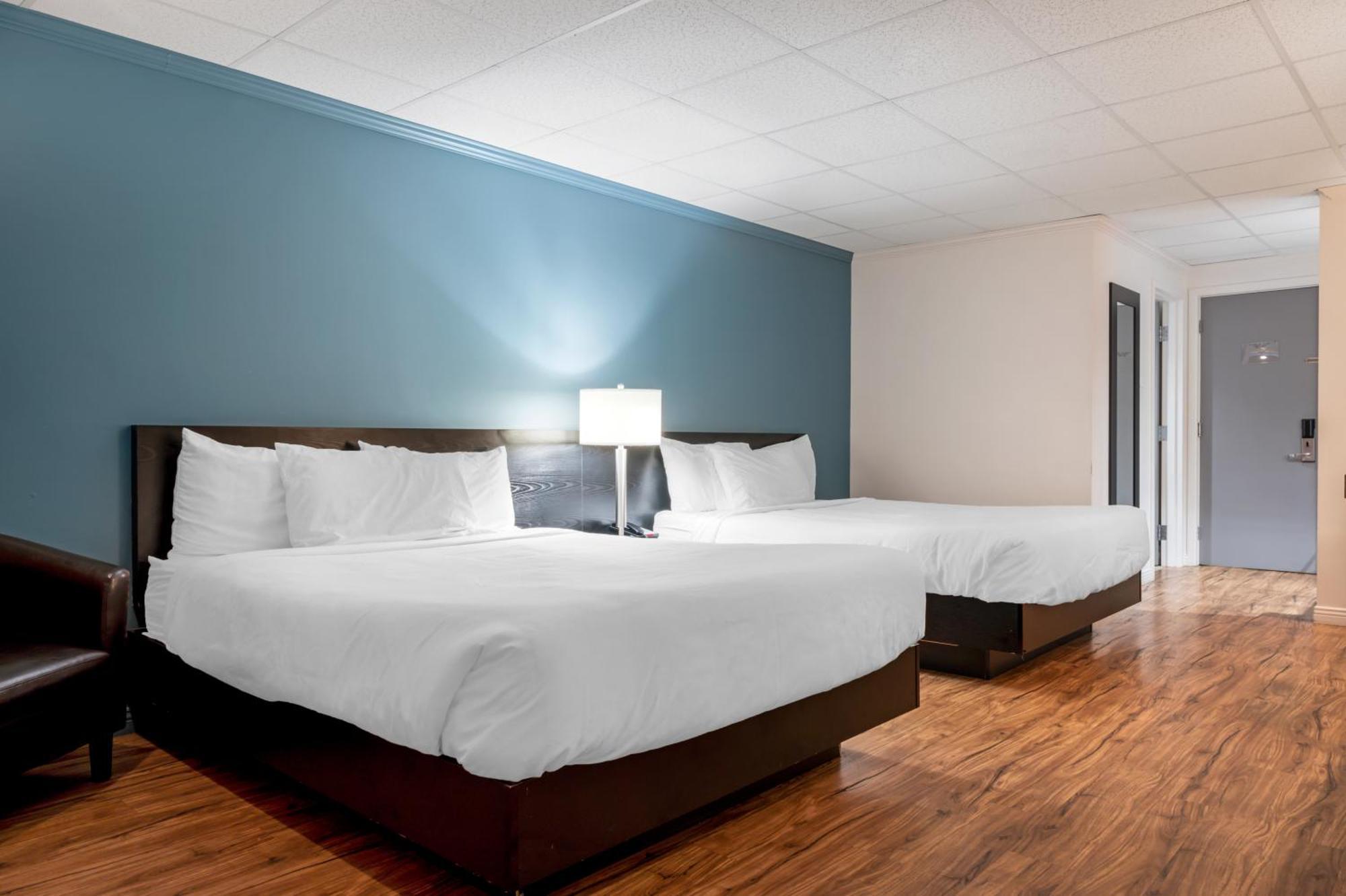 Econo Lodge Inn & Suites Монмани Екстериор снимка