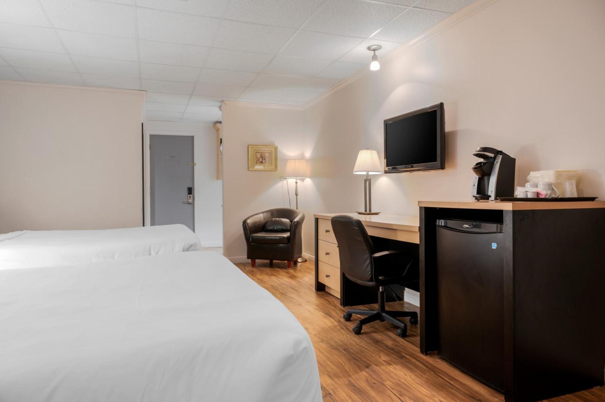Econo Lodge Inn & Suites Монмани Екстериор снимка