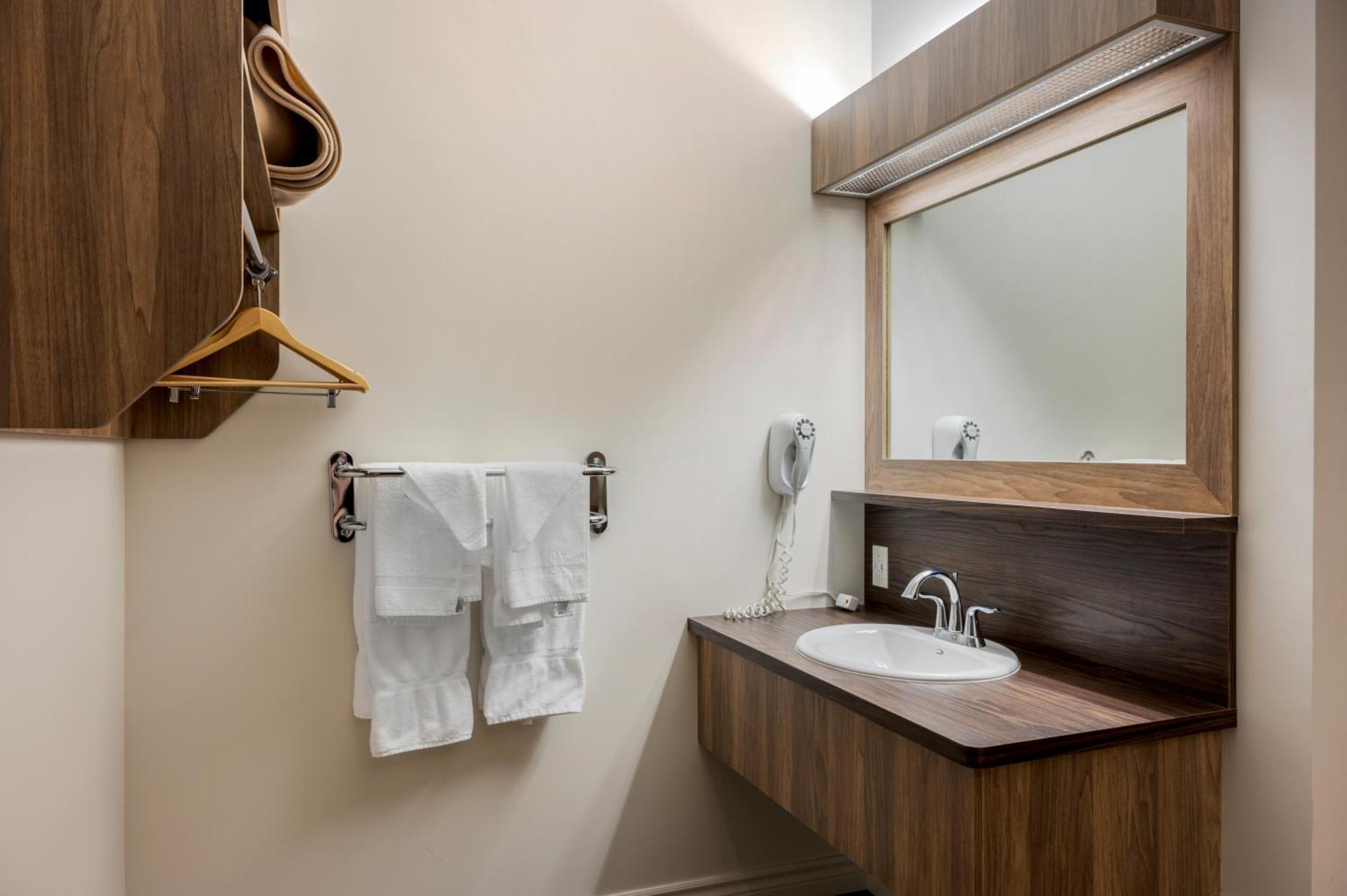 Econo Lodge Inn & Suites Монмани Екстериор снимка