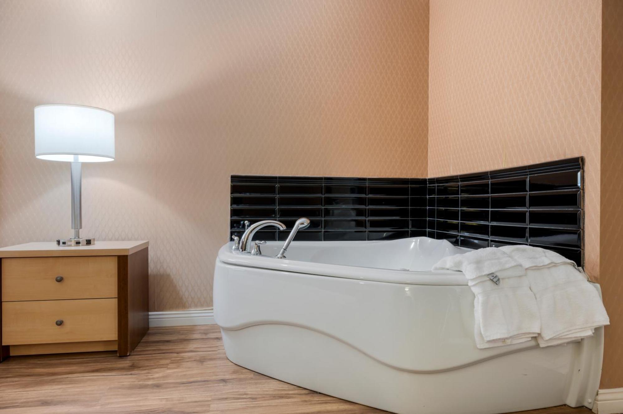 Econo Lodge Inn & Suites Монмани Екстериор снимка