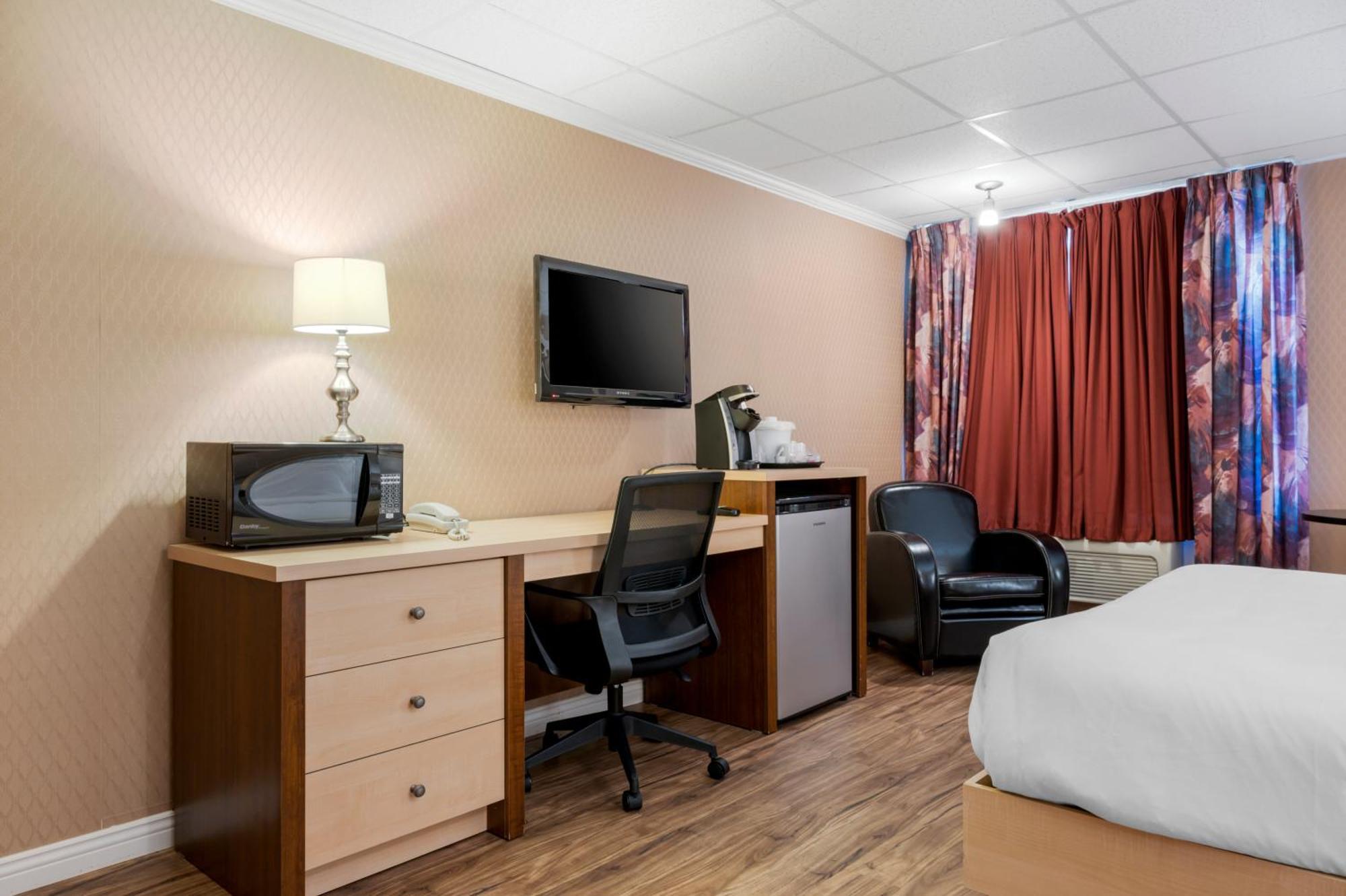 Econo Lodge Inn & Suites Монмани Екстериор снимка