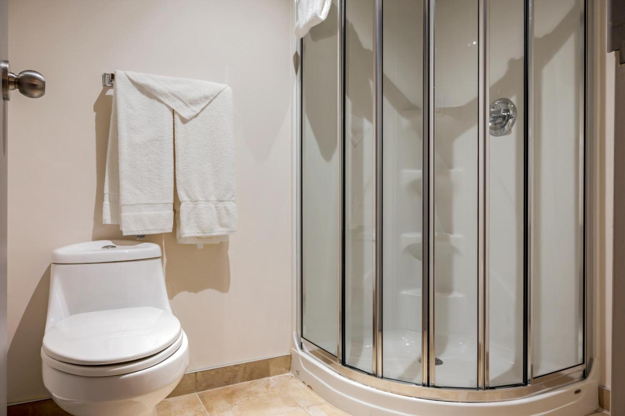 Econo Lodge Inn & Suites Монмани Екстериор снимка