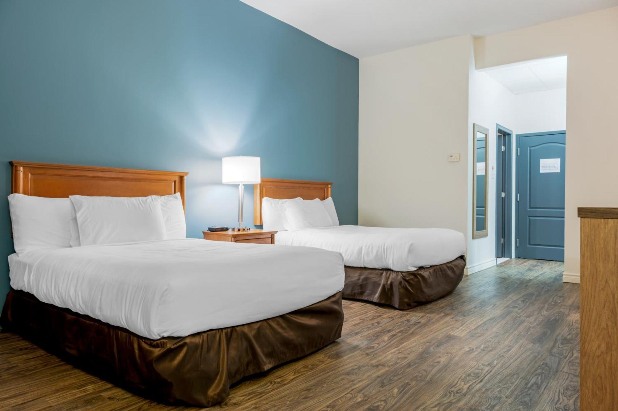 Econo Lodge Inn & Suites Монмани Екстериор снимка