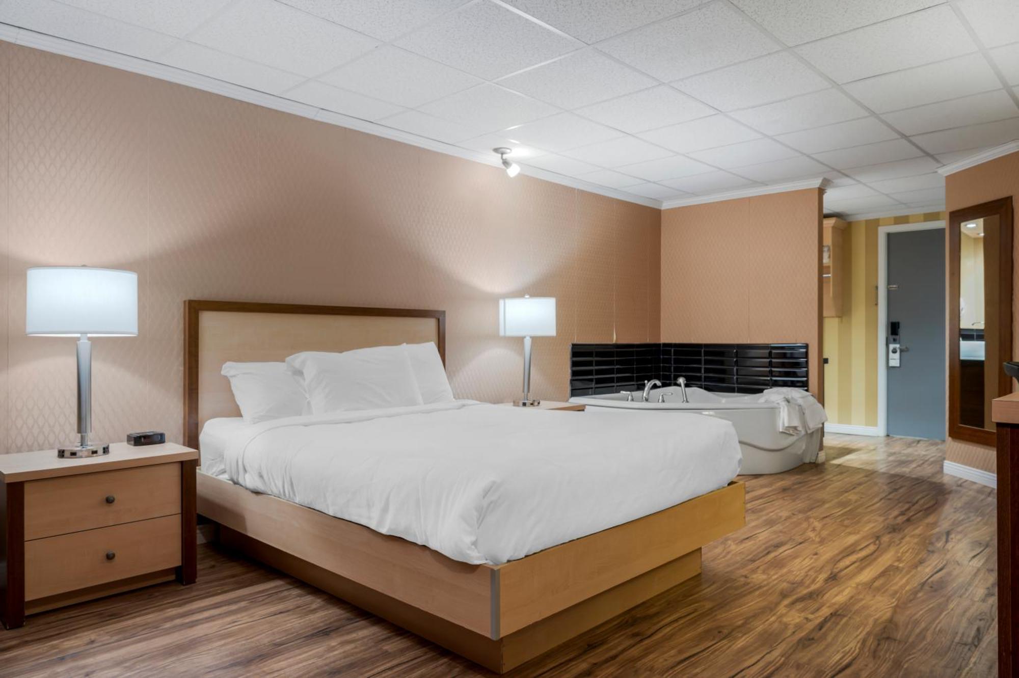 Econo Lodge Inn & Suites Монмани Екстериор снимка