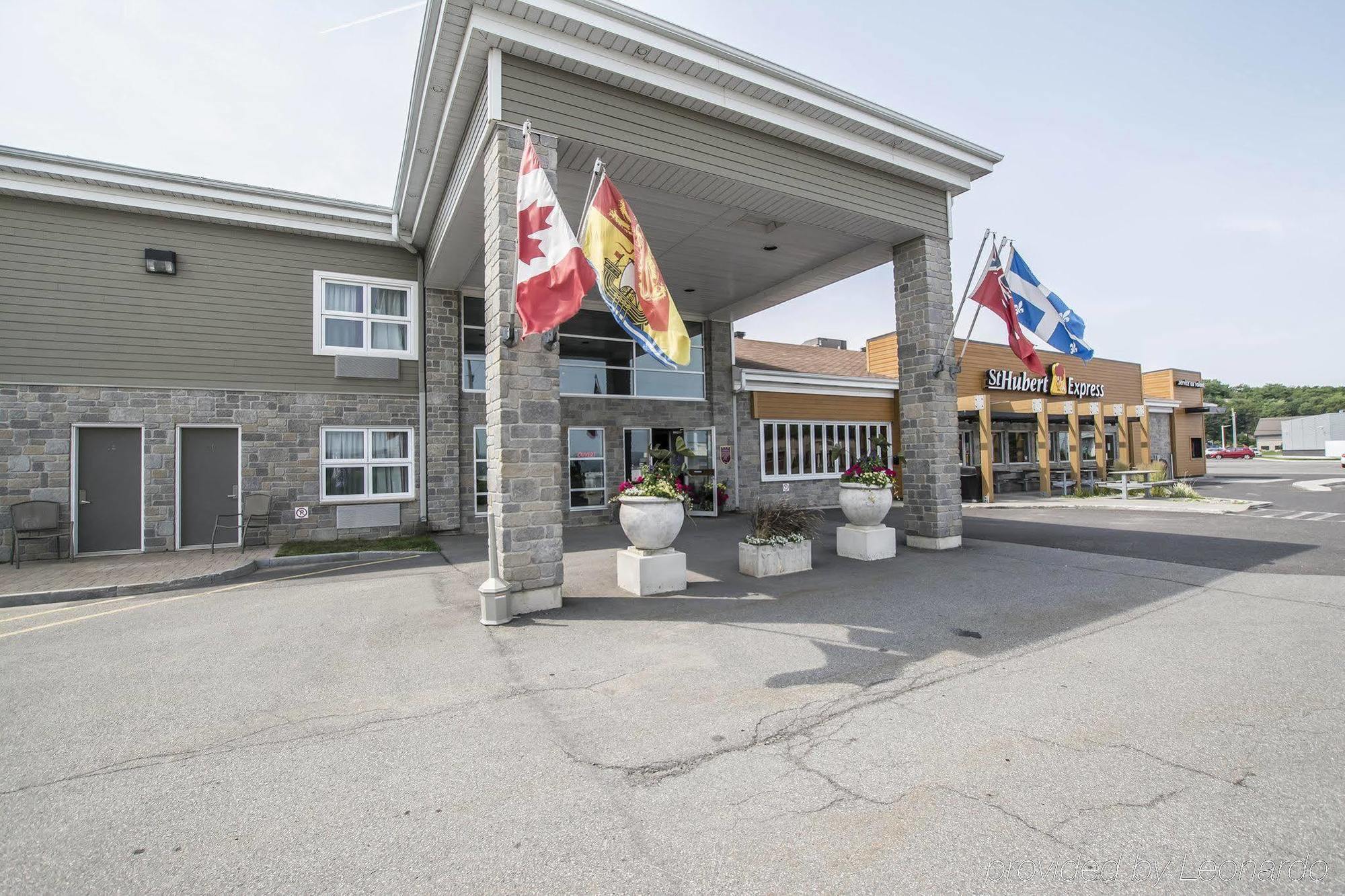 Econo Lodge Inn & Suites Монмани Екстериор снимка