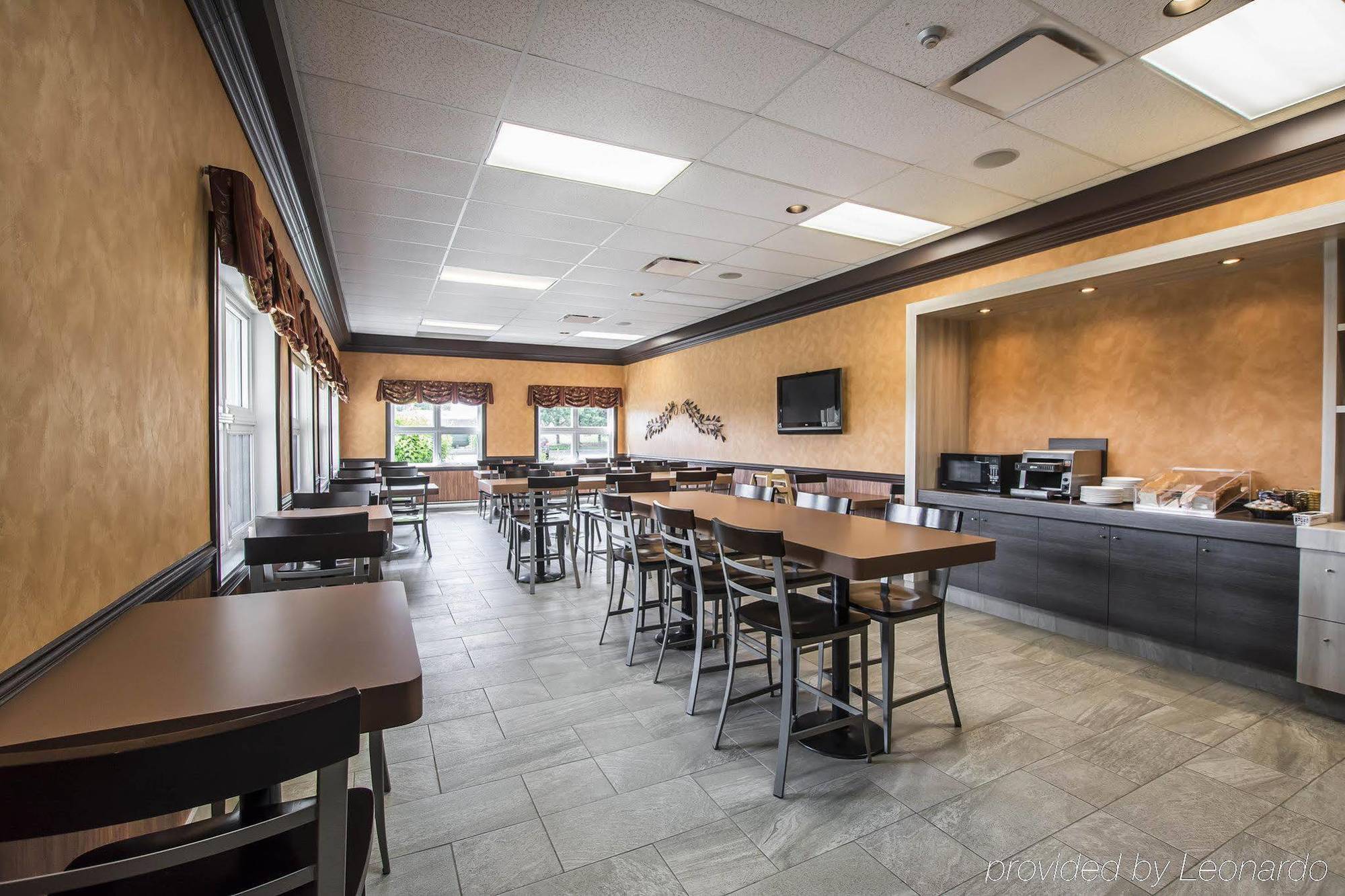 Econo Lodge Inn & Suites Монмани Екстериор снимка