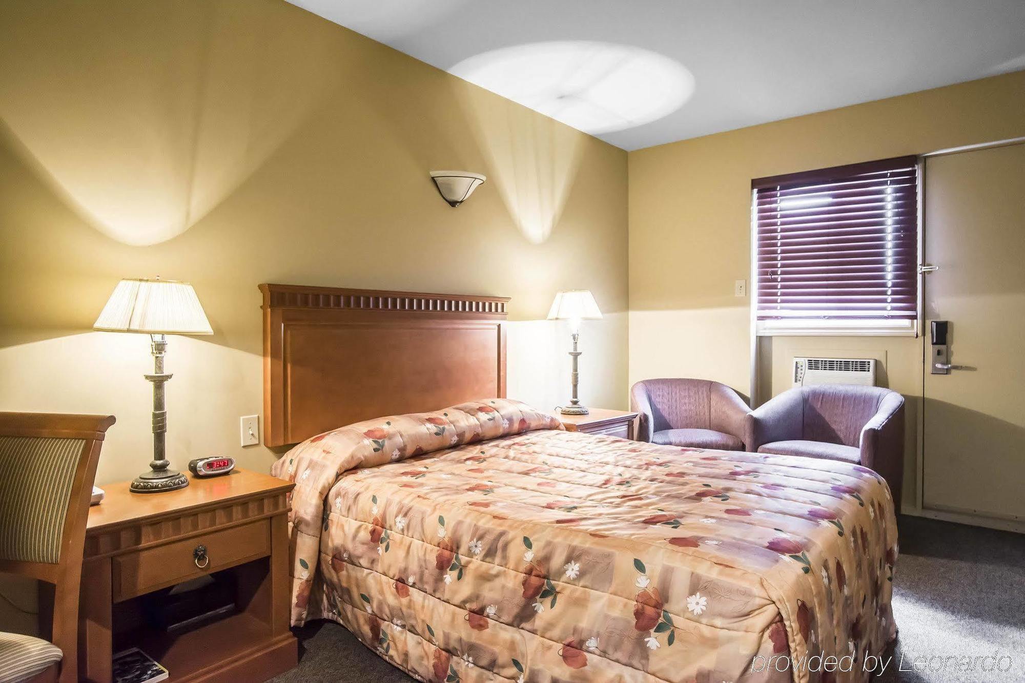 Econo Lodge Inn & Suites Монмани Екстериор снимка