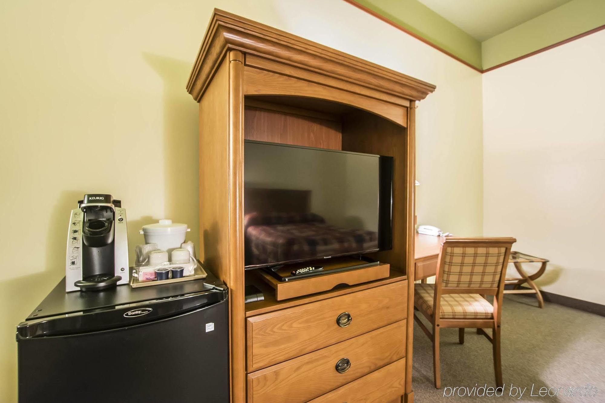 Econo Lodge Inn & Suites Монмани Екстериор снимка