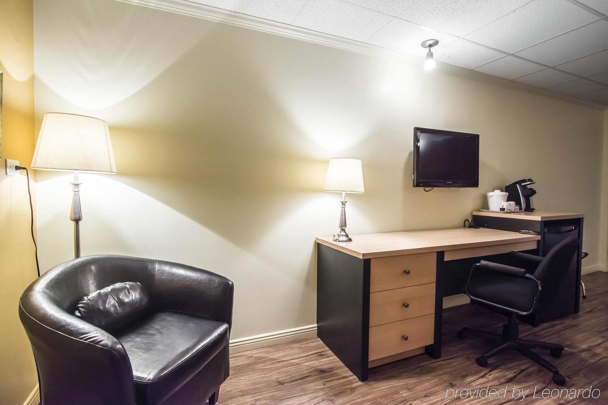 Econo Lodge Inn & Suites Монмани Екстериор снимка