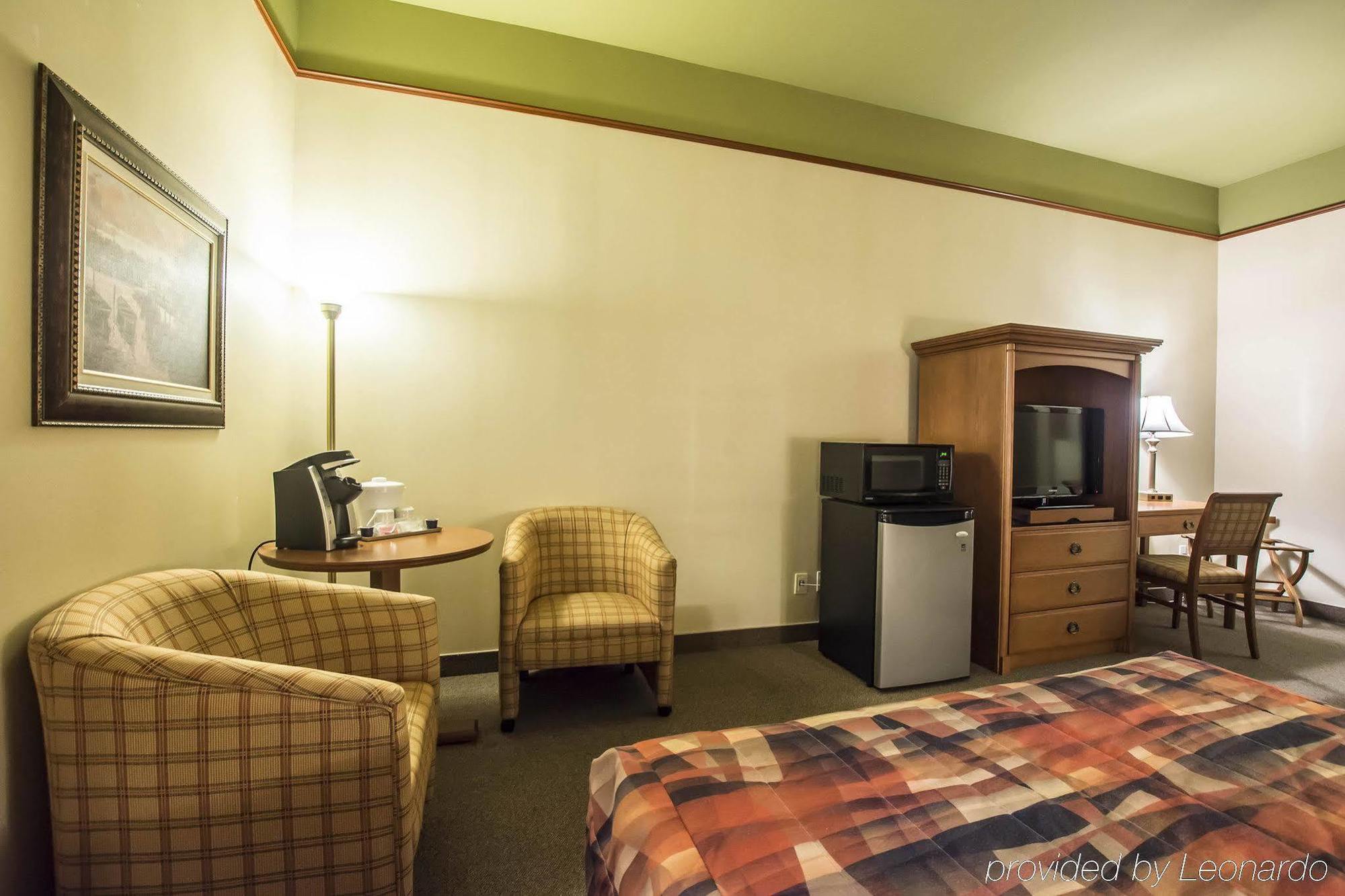 Econo Lodge Inn & Suites Монмани Екстериор снимка
