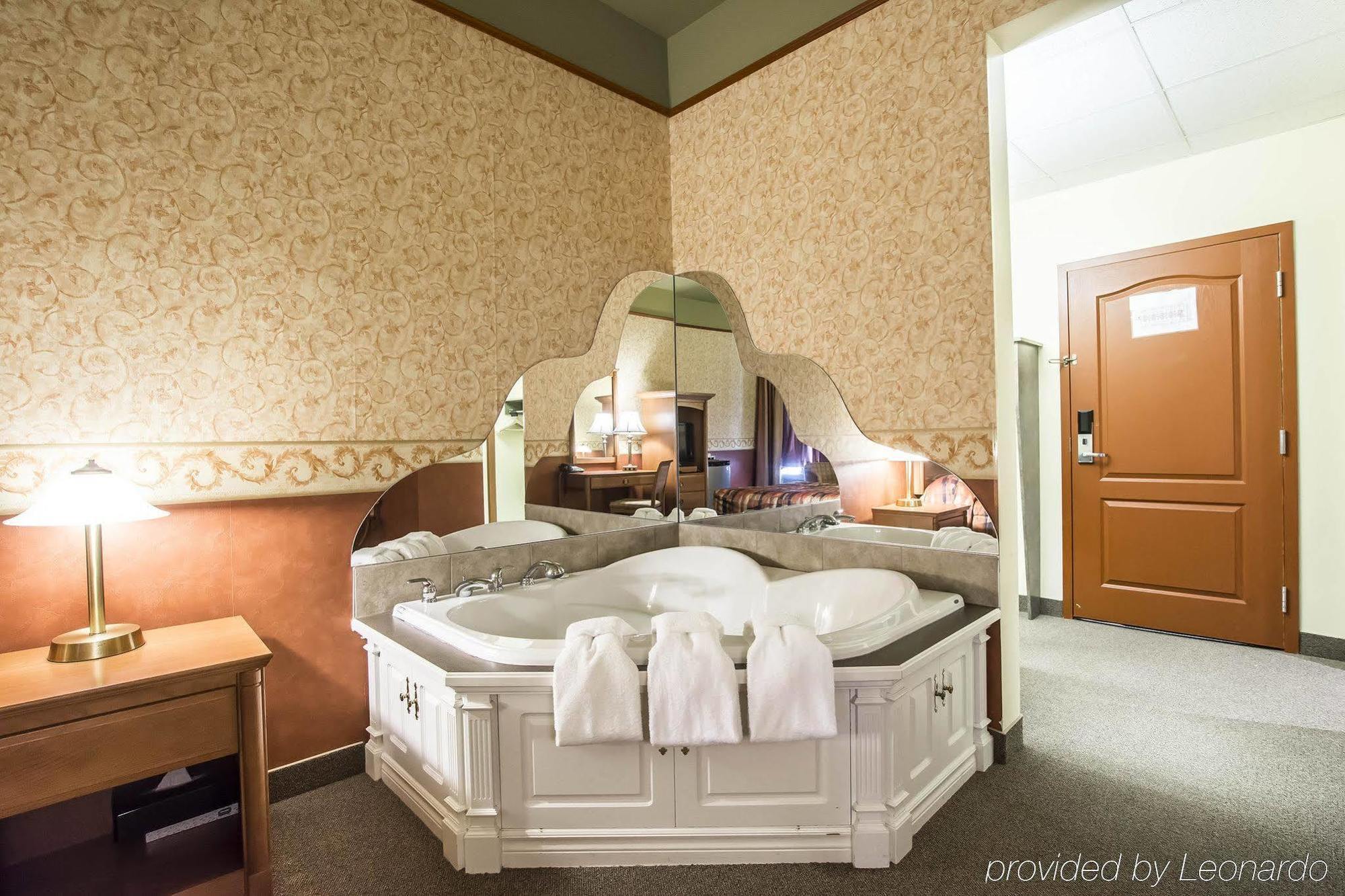 Econo Lodge Inn & Suites Монмани Екстериор снимка