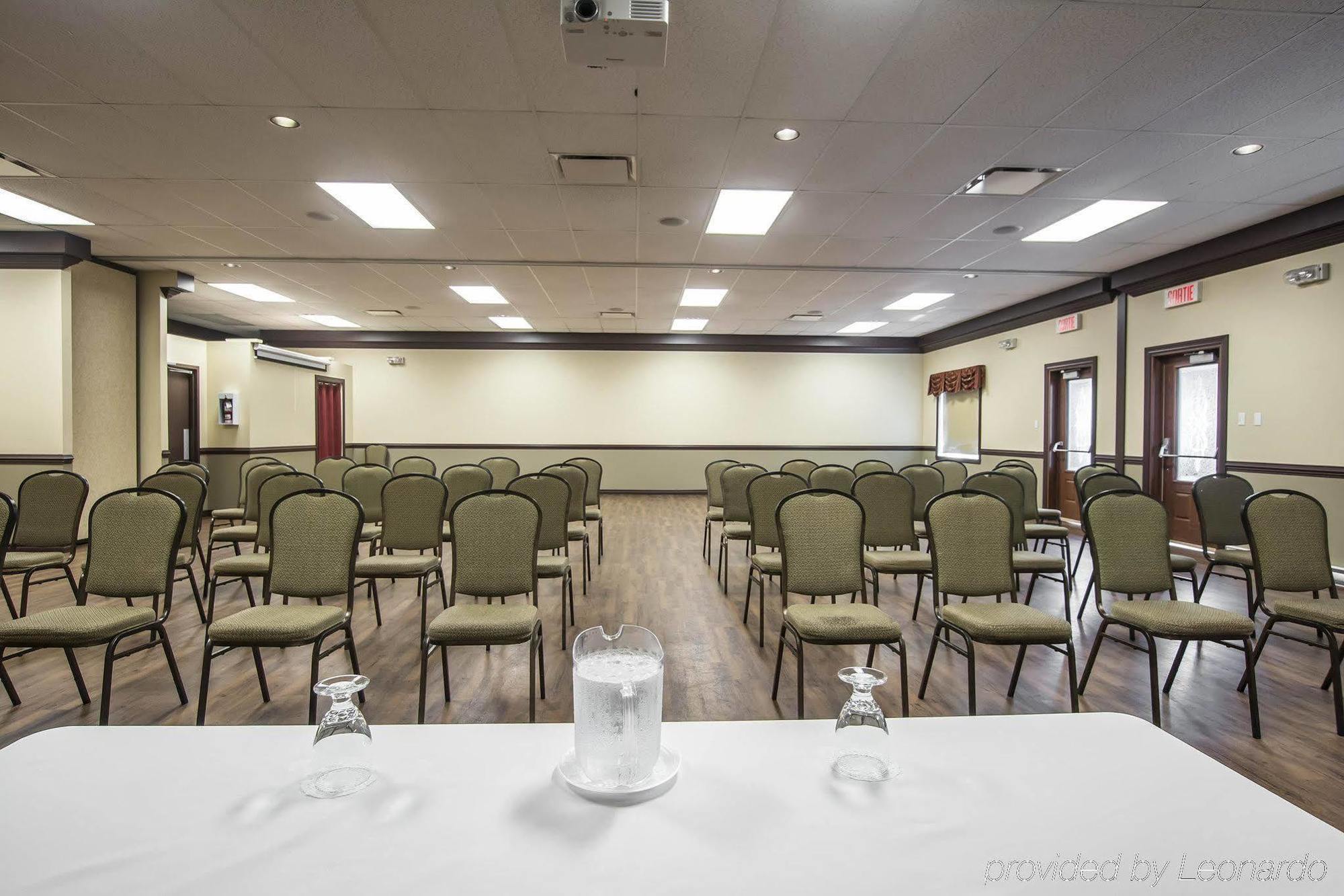 Econo Lodge Inn & Suites Монмани Екстериор снимка