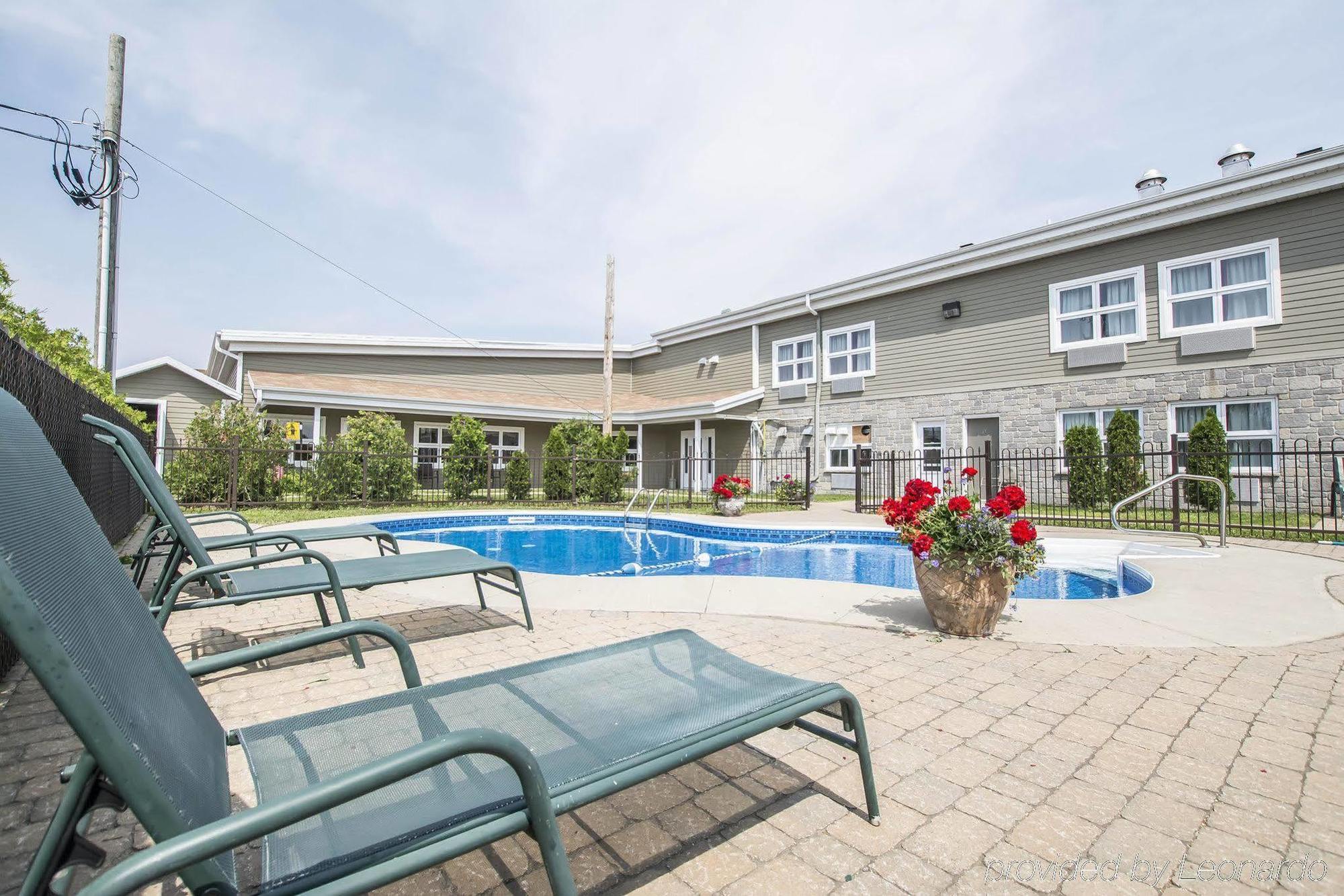 Econo Lodge Inn & Suites Монмани Екстериор снимка