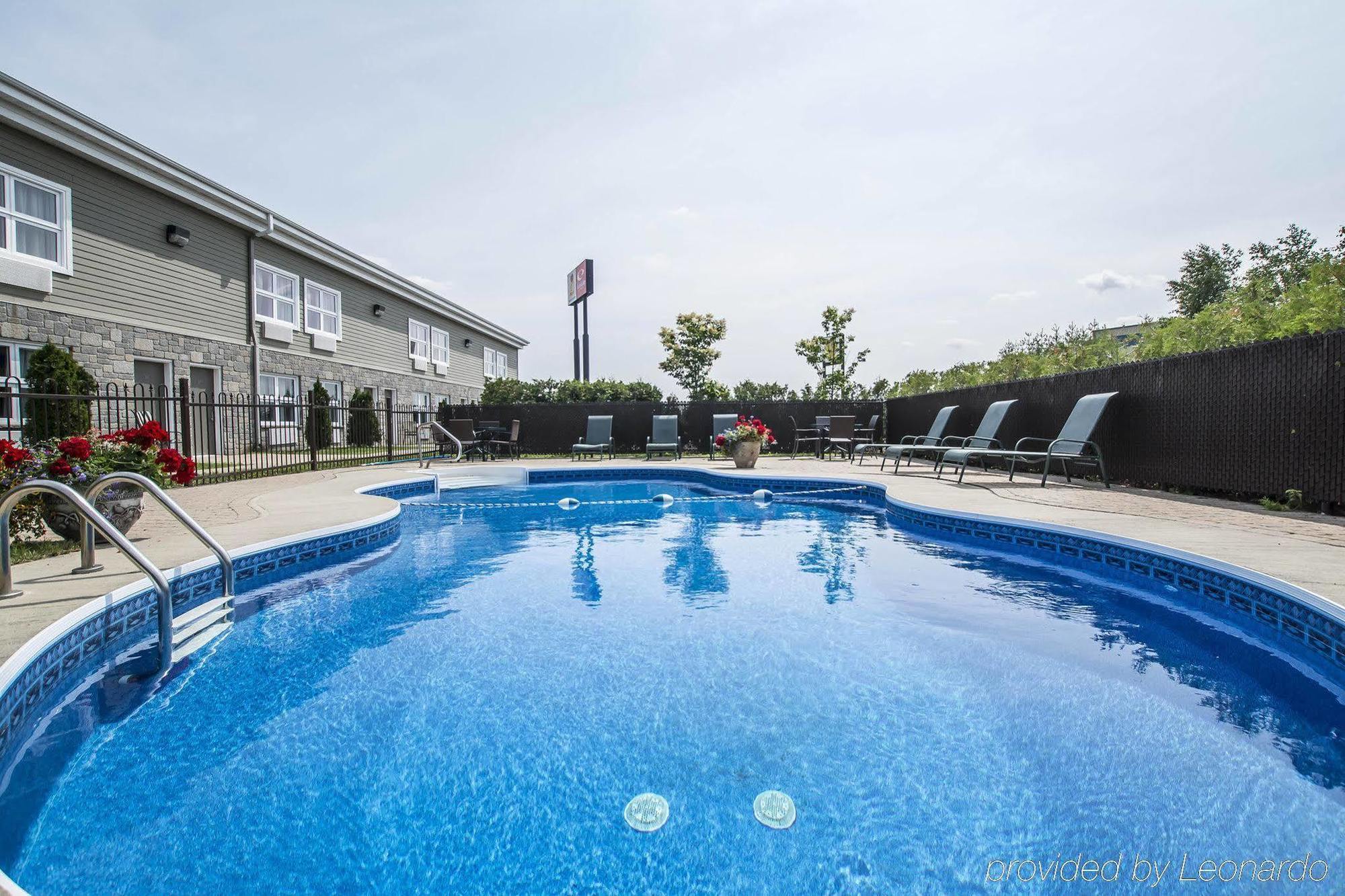 Econo Lodge Inn & Suites Монмани Екстериор снимка