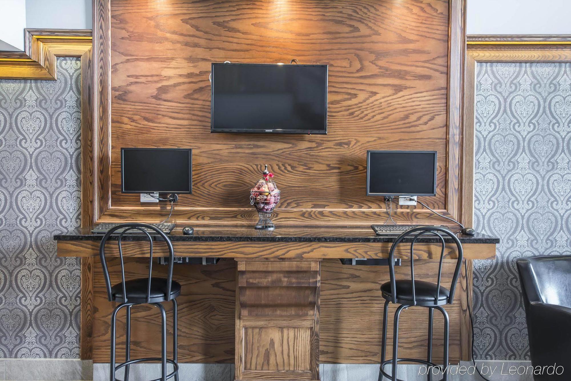Econo Lodge Inn & Suites Монмани Екстериор снимка